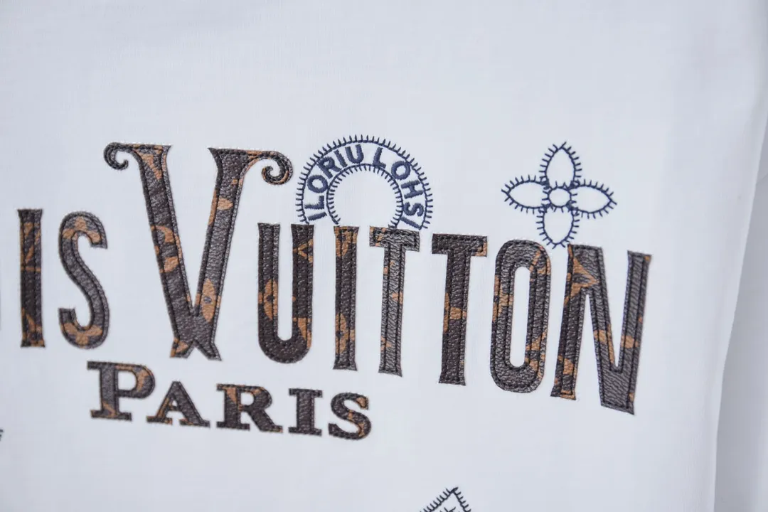 🅿️190 1V 25SS early spring new style Leather embroidered LV letter short sleeves Light luxury A must-have item for daily commuting for men and women Correct version Welcome to compare Detailed features · 320g 100% pure cotton double yarn jersey fabric · Special thickening in the same vat 32 pieces double-strand 1X1 thread . Leather-cut LV letter splicing embroidery · Imported Tajima machine embroidery with various craft letters · Double-needle sewing and cross-seam technology · Original main mark, washed tag, brand moisture-proof paper packaging Color: black/white Size: S/M/L/XL